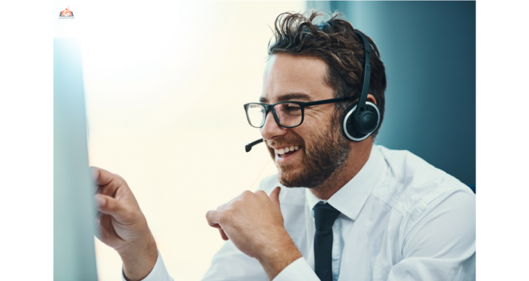 Conseiller accompagnant un professionnel dans le choix d’une formation en langues et de son financement