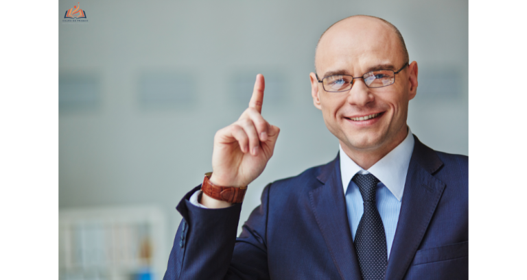 Formateur expert accompagnant un apprenant dans une formation en langue professionnelle